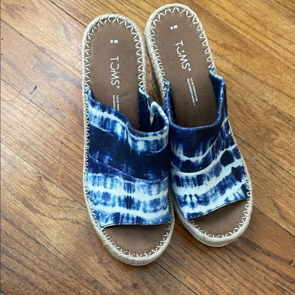 TOMS Blue Tie-Dye Slide Sandals - Picture 1 of 3